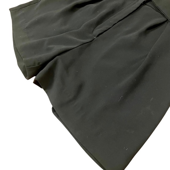 Pleated Shorts with Belt • Black • US 6 - Picture 3 of 5